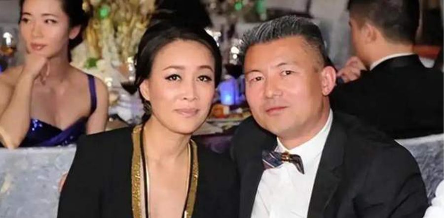 那英老公孟桐被曝出轨 与美女酒吧亲密依偎 双方十指相扣一起返回那英别墅