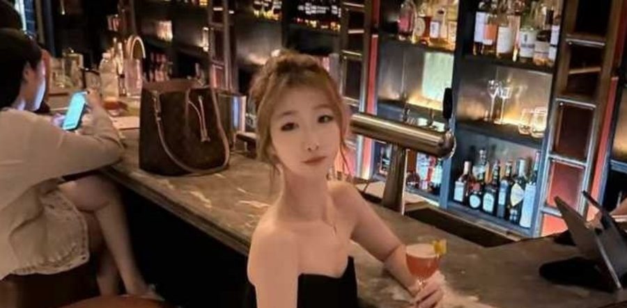 海角社区父女乱伦激战 沙发上亲爹狂操清纯女儿 美乳骚穴主动骑乘后入猛干淫水直流