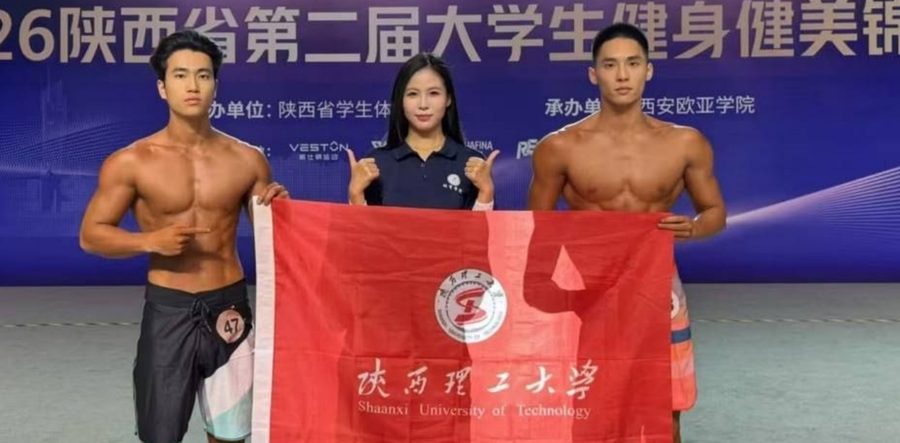 陕西理工大学体育女辅导员小三被迈巴赫车主原配校门口追尾抓奸 小三御姐照流出