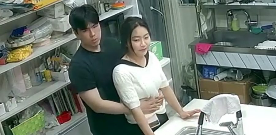 蛋糕店后厨偷拍 离异老板娘下班后勾引男店员激情啪啪 厨房水池边肉战实录