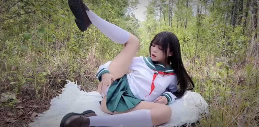 小树林自慰绯红小猫白虎肥臀诱惑，清纯少女手指猛抠骚穴高潮喷水极致反差福利