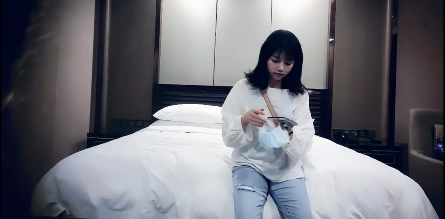 赵总寻花开房极品羞涩甜妹 洗澡后浴袍滑落连干两炮深情亲吻小嘴抓奶猛插高潮
