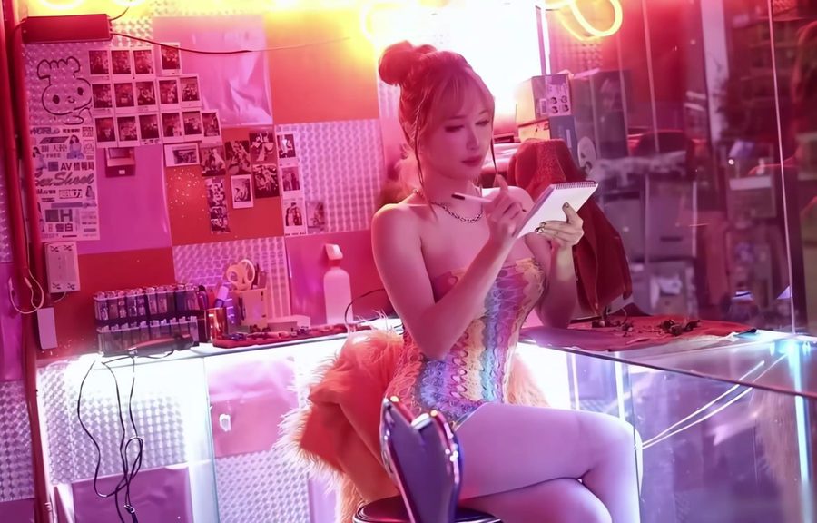 辛尤里OnlyFans付费新作，极品粉乳女神第一天夜班工作遭两位客人热情调戏，酒店私密空间亲密互动