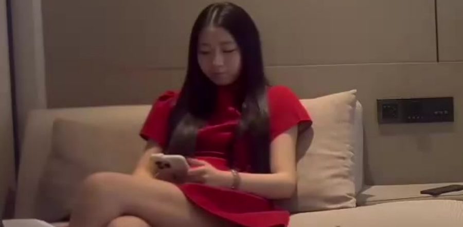 史莱姆探花酒店约炮红衣清纯妹子 沙发玩手机后床上女上位疯狂打桩猛操骚逼高潮