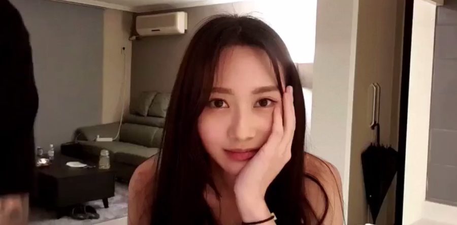 韩国BJ俊彬VIP房高颜值清纯女嘉宾沙发激吻 啃吸坚挺美乳红裙半脱咬嘴唇