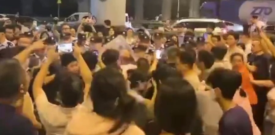 合肥市民夜间桥下堵路狂抗议垃圾站 万人聚集怒吼房价暴跌影响生活