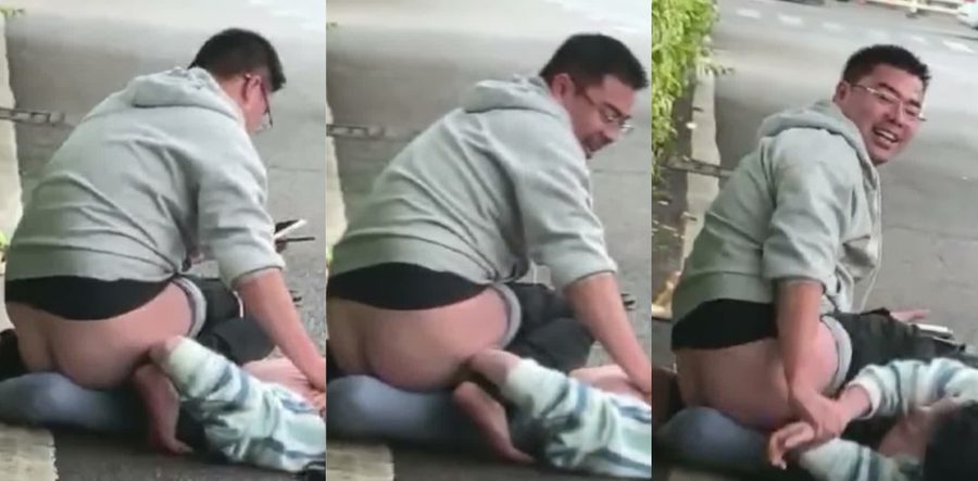 光天化日马路边男女激战 男子裤子被扒光屁股全露 街头纠缠互殴太激烈