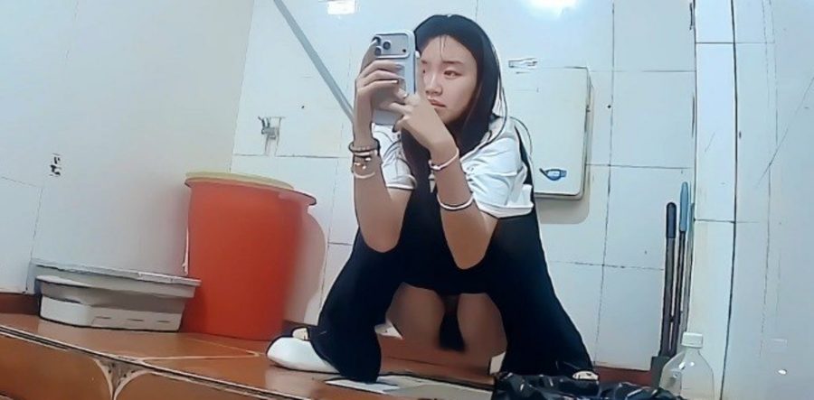 大学女厕双视角偷拍 知性短裙学姐上大号身份证掉坑 睡衣学妹尿尿全被看光